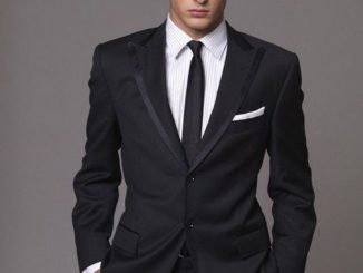 Узкий черный галстук с пиджаком